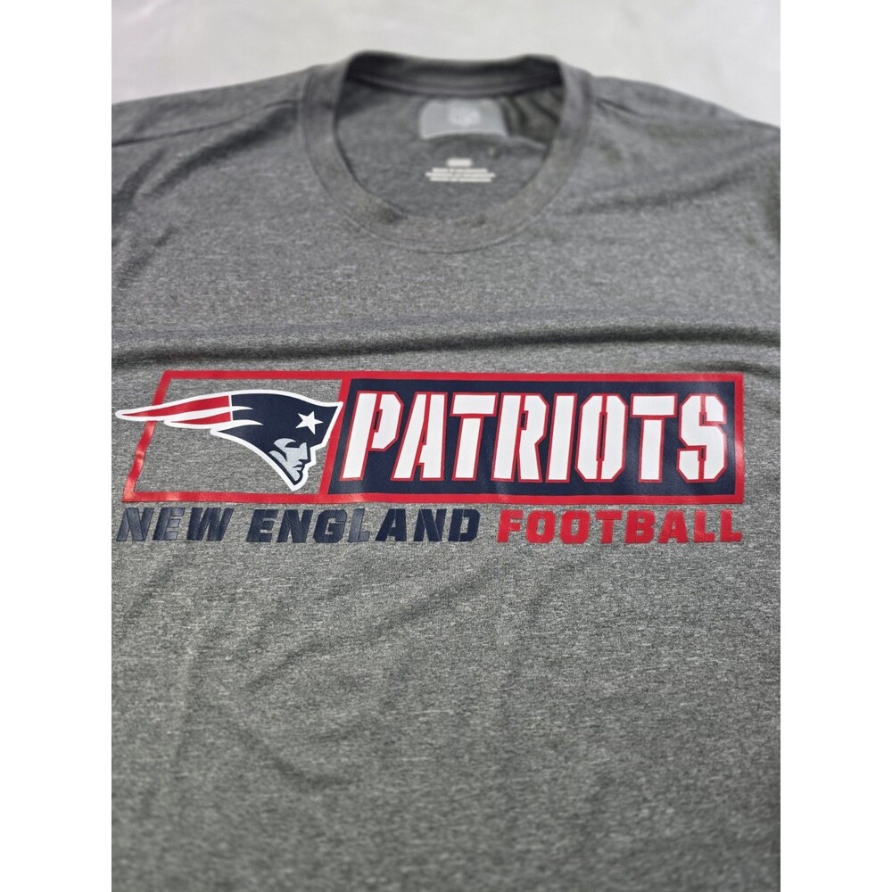 NWT New England Patriots Mens Medium Short Sleeve Shirt